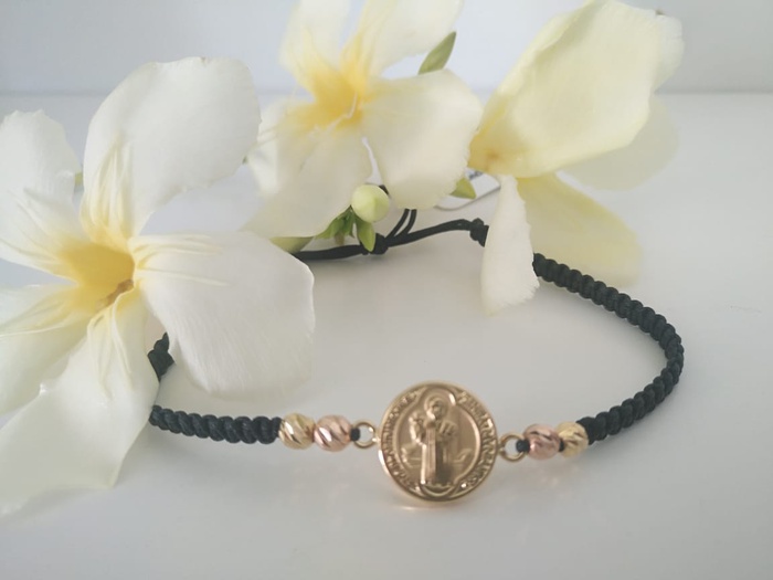 Pulsera tejida dije San Benito oro 18k